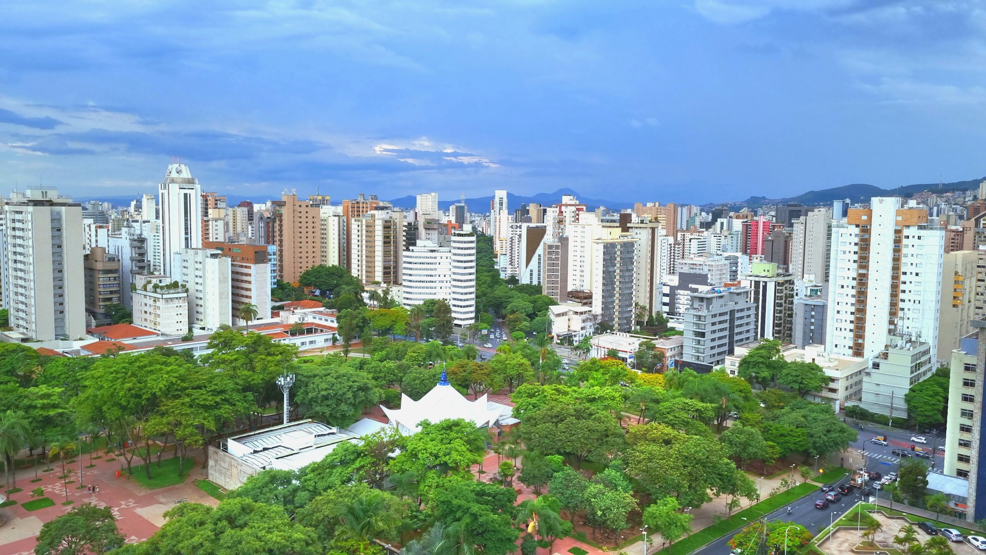 Vista panorâmica de Belo Horizonte com Serra do Curral e Praça da Liberdade
