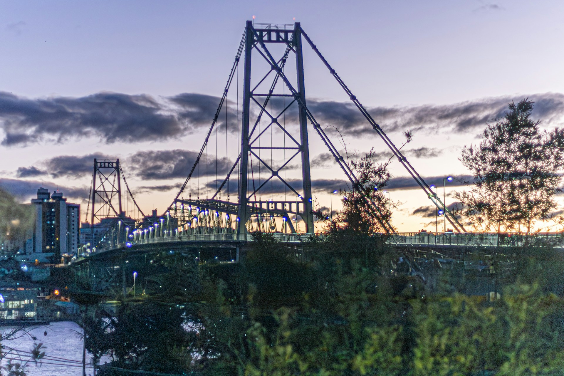 Vista panorâmica de Florianópolis com a Ponte Hercílio Luz e praias da ilha