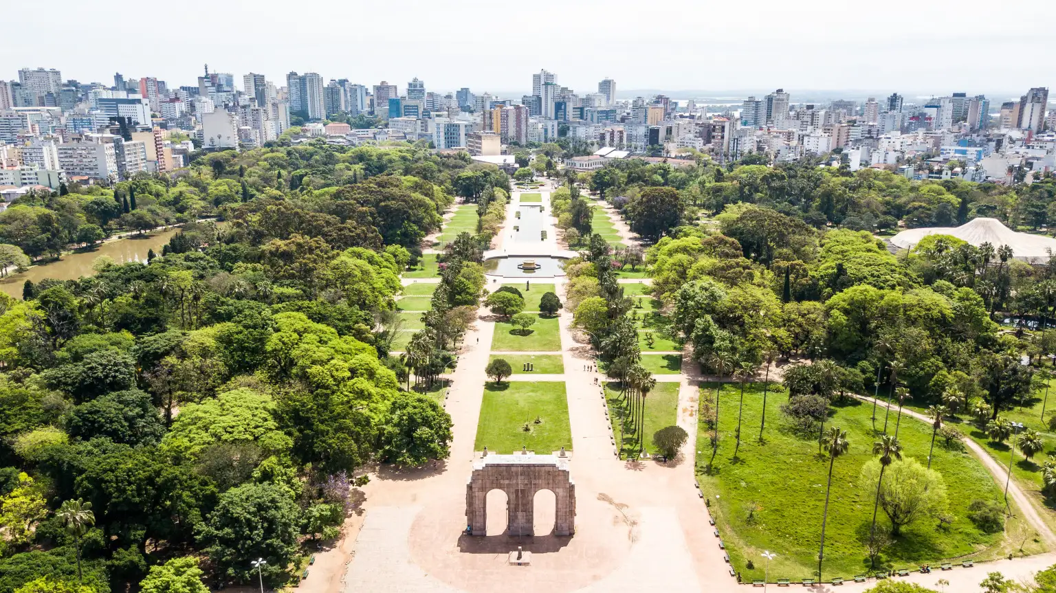 Vista panorâmica de Porto Alegre com o rio Guaíba e o pôr do sol no Gasômetro