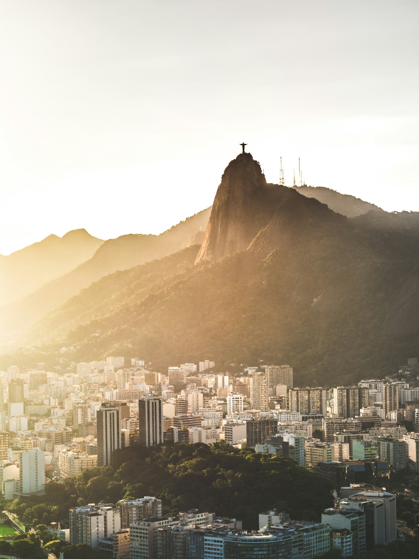 Vista panorâmica do Rio de Janeiro com Cristo Redentor, Pão de Açúcar e Baía de Guanabara ao entardecer