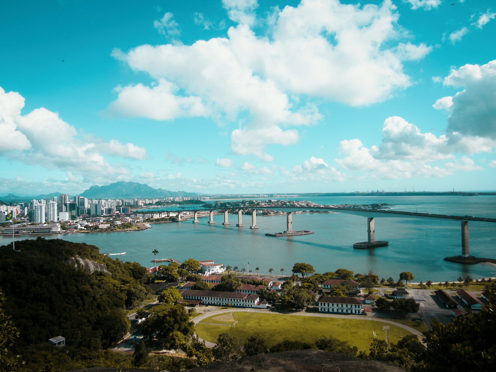 Vista panorâmica de Vitória no Espírito Santo com a Terceira Ponte e Convento da Penha